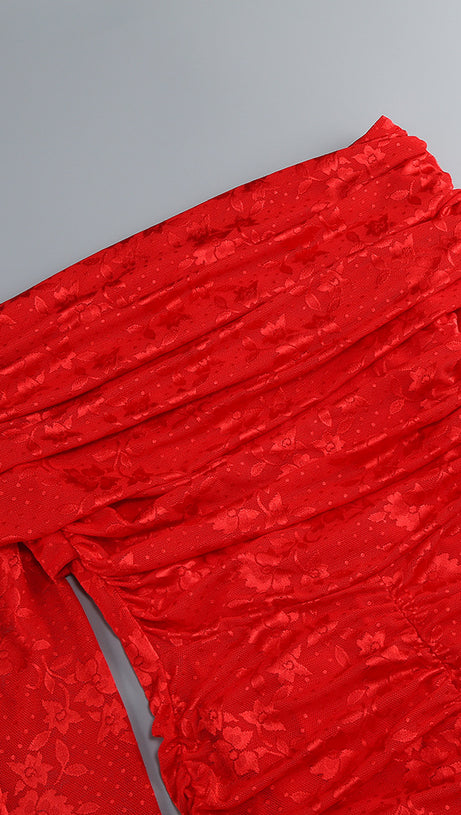 GUANTO IN PIZZO ROSSO CON SPALLE SCOPERTE - MINI ABITO INTEGRATO