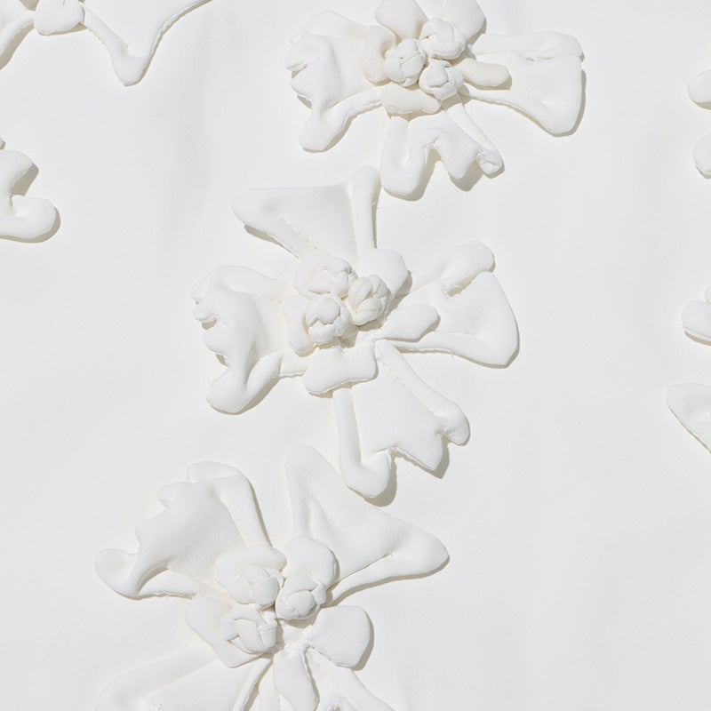 WEISSER MINIROCK MIT WEISSEN BLUMEN VON ANAXANDRA