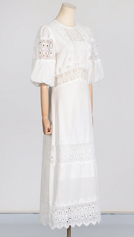 HAZEL WEISSES MIDIKLEID MIT STICKEREI UND RUNDHALSAUSSCHNITT UND PUFFÄRMELN