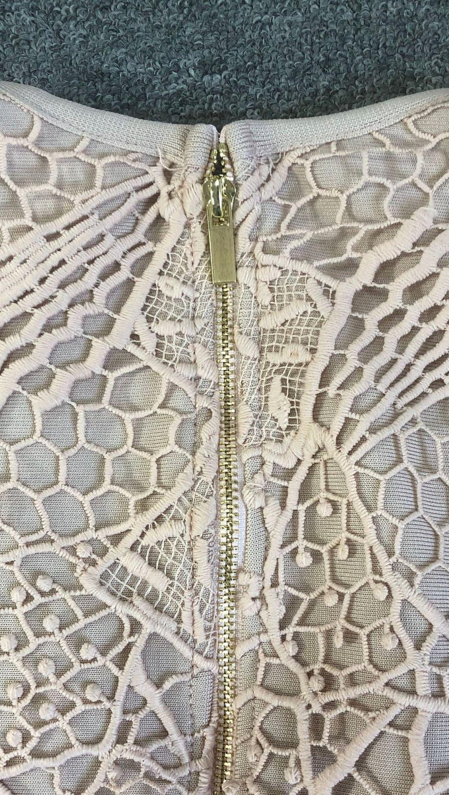 Gloria – Spitzen-Bandage-Midikleid in Blush