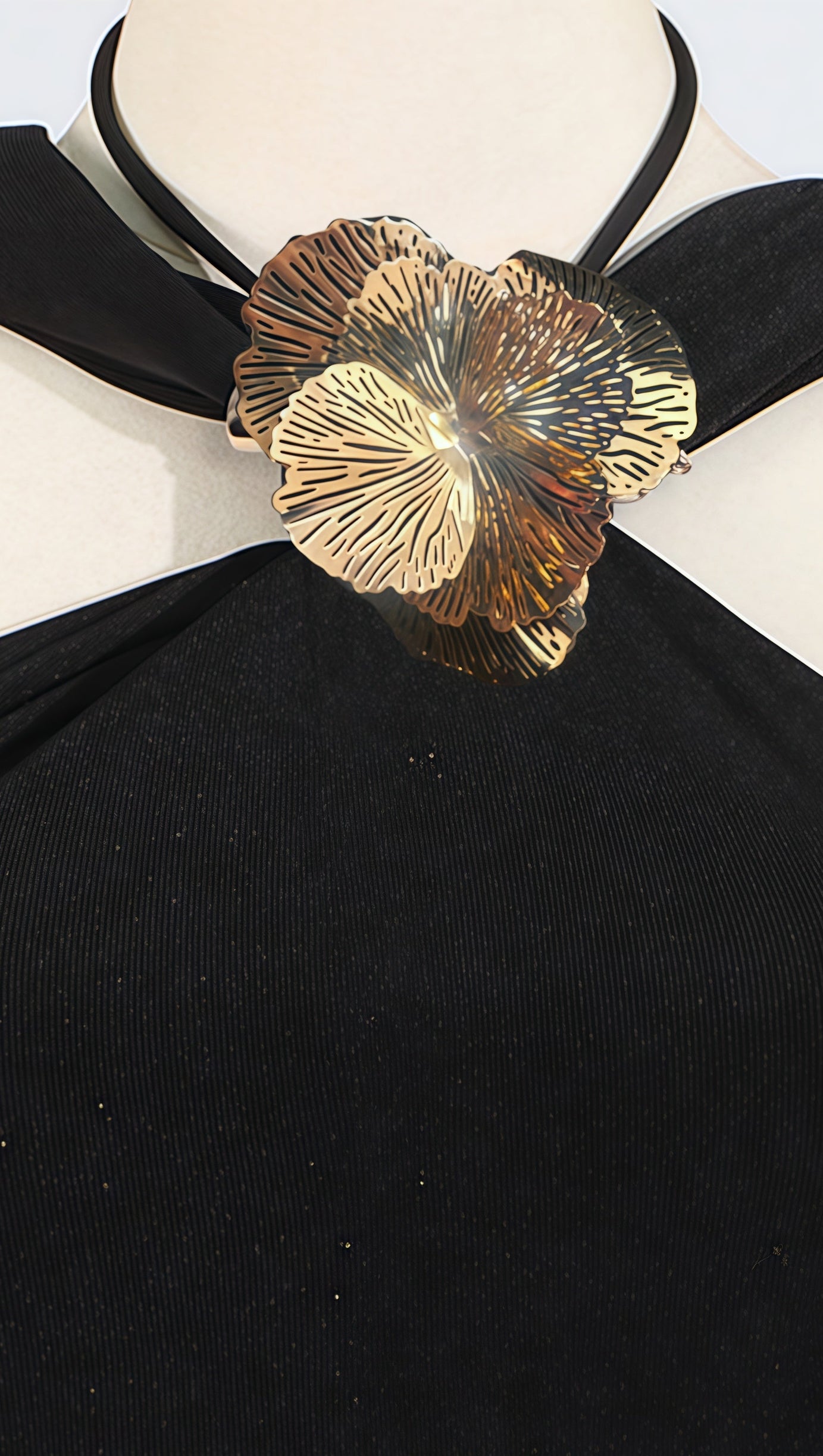 ABITO MIDI CON CAPPUCCIO E FIORI 3D IN METALLO TAMMY NERO