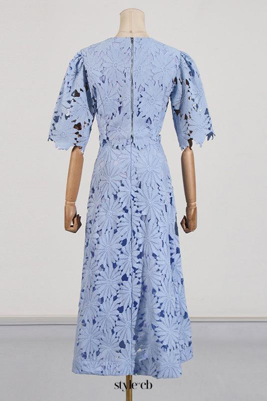 Zweiteiliges Set aus besticktem Spitzenoberteil und Maxirock in Blau