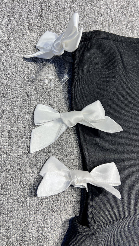 GONNA A SPALLA SLIM FIT CON FIOCCO CAVATO E FASCIA A SPALLA NERA