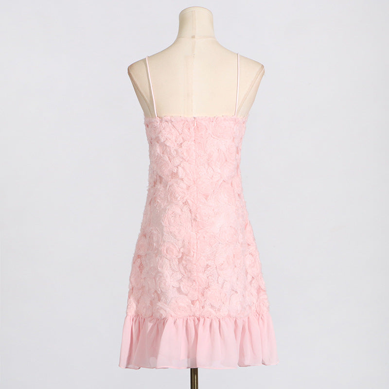 MINIKLEID MIT BLUMENAPPLIKATIONEN UND PLISSIERTEM SAUM IN PINK