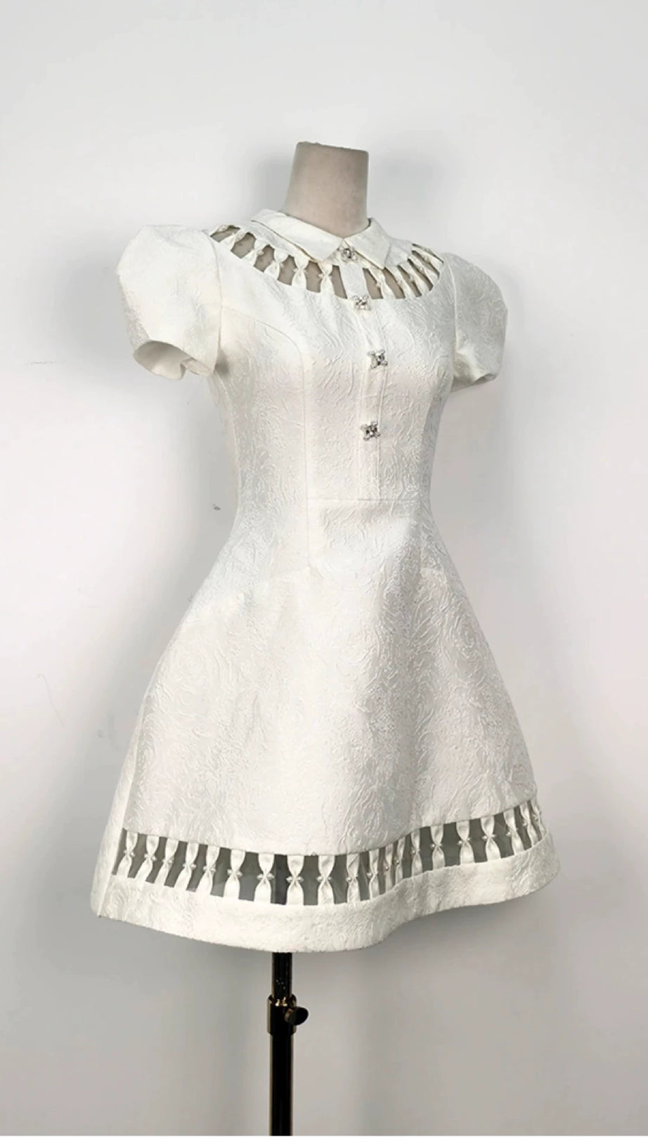 EARTHA WEISSES, GESCHWOLLENES MINIKLEID AUS BROKAT