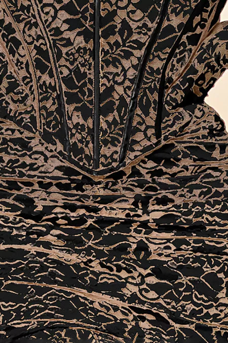 Minikleid mit Rüschen und Fischgrätenmuster in Schwarz