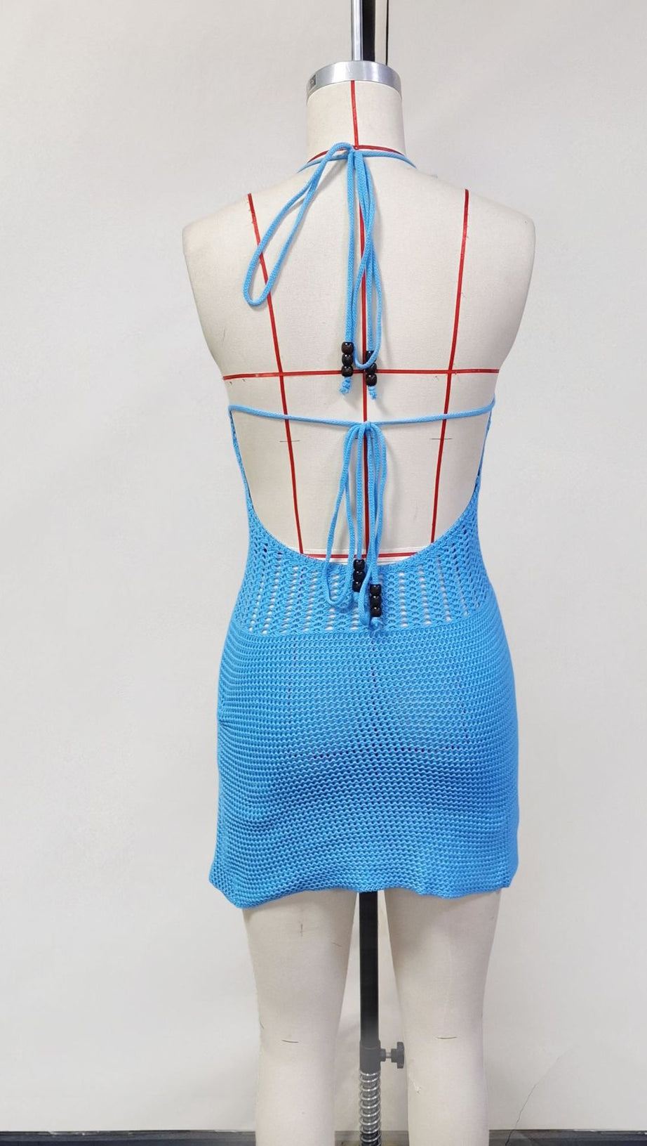 BLAUES GESTRICKTES MINIKLEID MIT V-AUSSCHNITT UND RÜCKENFREIEM NECKHOLDER-AUSSCHNITT 