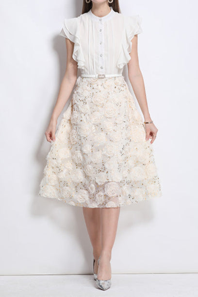 Doris – Midikleid mit Blumenverzierung und Rüschenärmeln in Aprikose