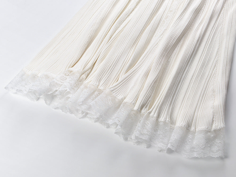 Weißes Midikleid aus Strick mit Spitzeneinsatz