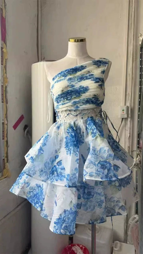 GAIL BLAUES MINI-CHIFFONKLEID MIT BLUMENDRUCK UND EINER SCHULTER