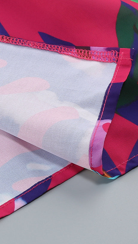 Lila bedrucktes Midikleid mit offenem Rückenschlitz und ausgehöhlter Vorderseite