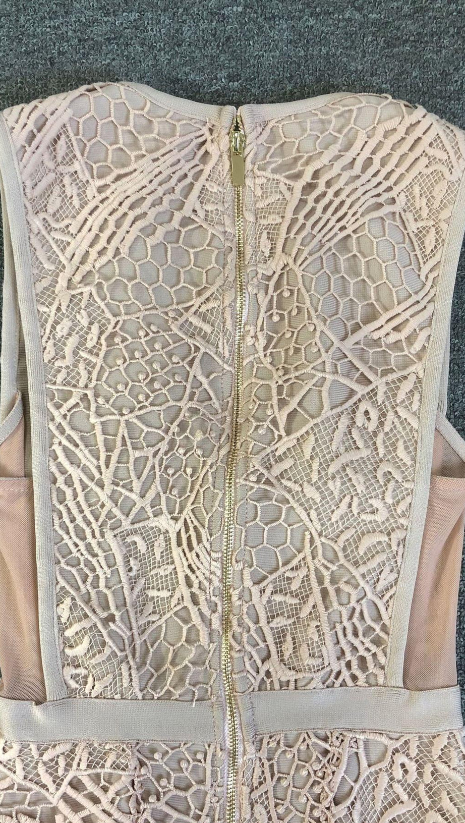 Gloria – Spitzen-Bandage-Midikleid in Blush