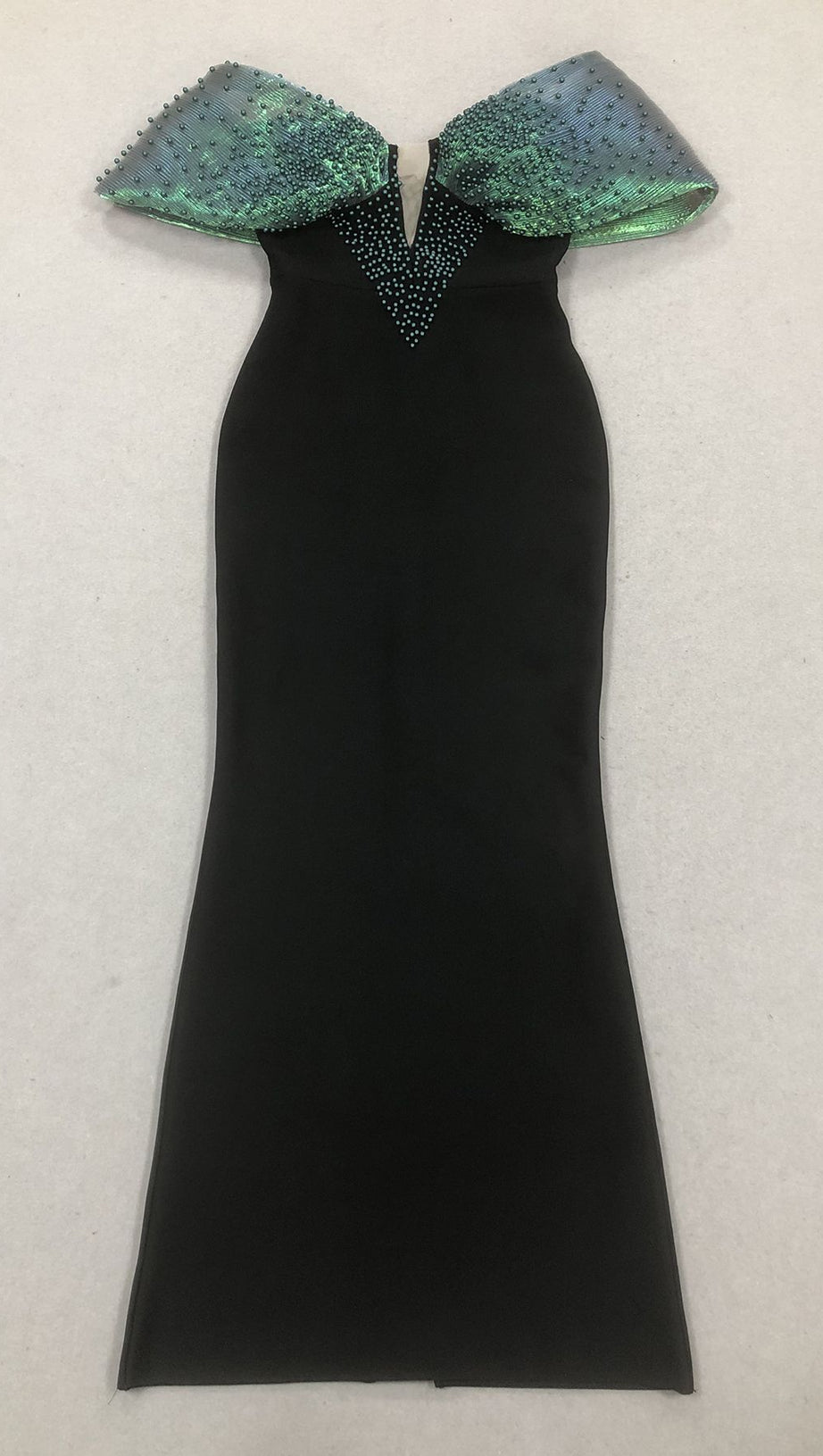 Schulterfreies, figurbetontes Maxikleid mit Perlenverzierung in Schwarz