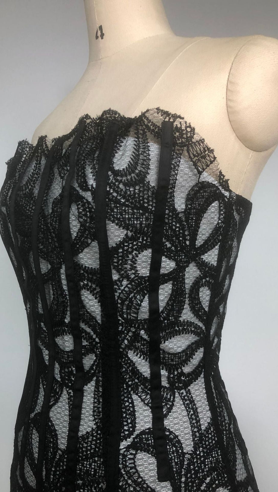 ABITO MIDI LETITIA SENZA SPALLINE CON RICAMI A FIORI