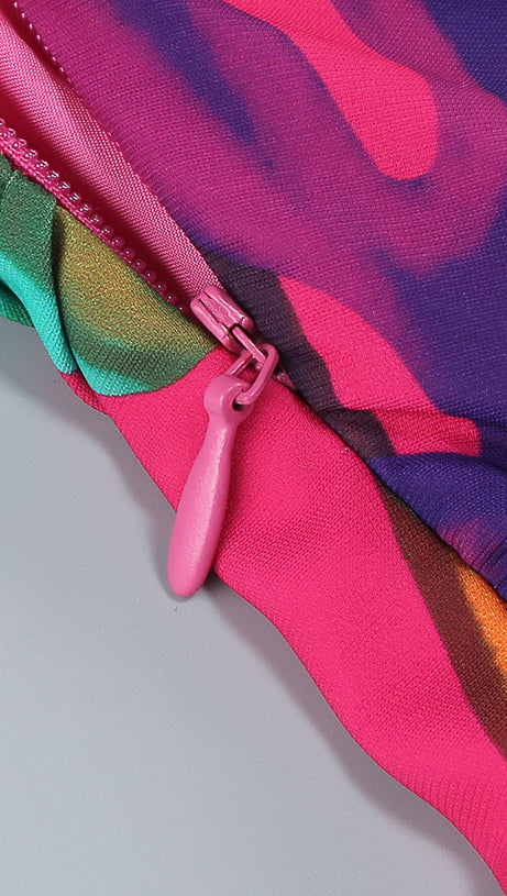 Lila bedrucktes Midikleid mit offenem Rückenschlitz und ausgehöhlter Vorderseite