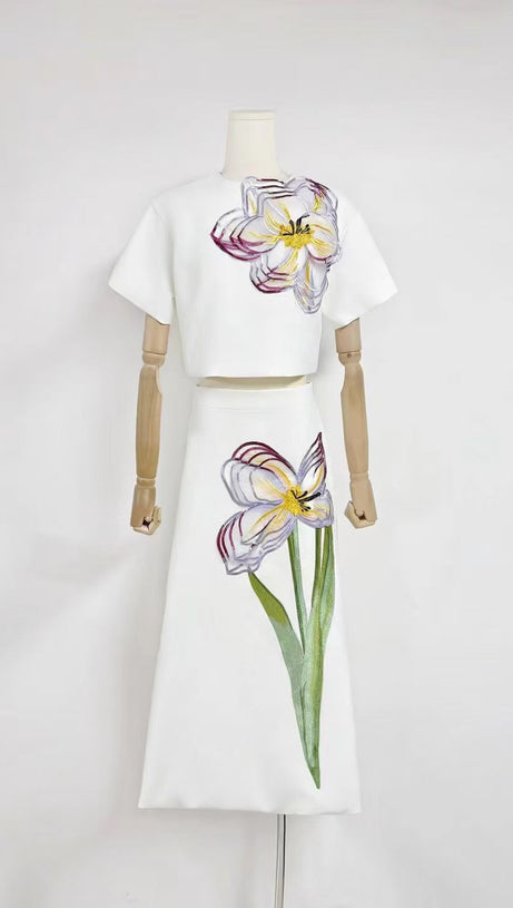 Completo coordinato con abito midi ricamato a fiori bianchi