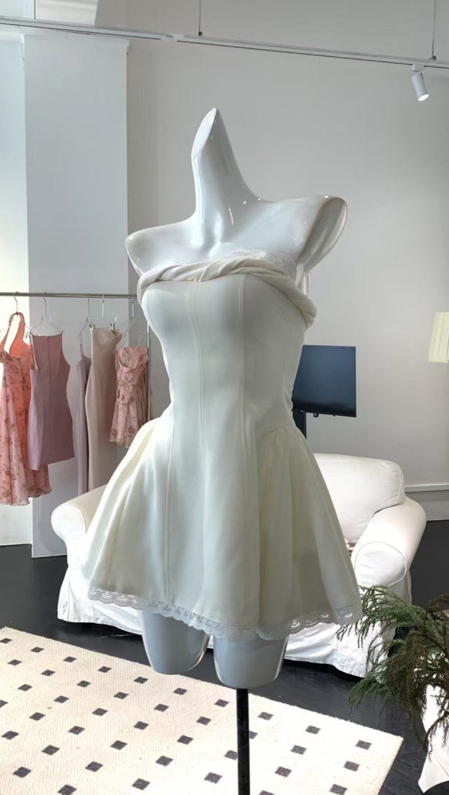 ABITO CORTO SENZA SPALLINE CON BORDI IN PIZZO SYLVIA BIANCO