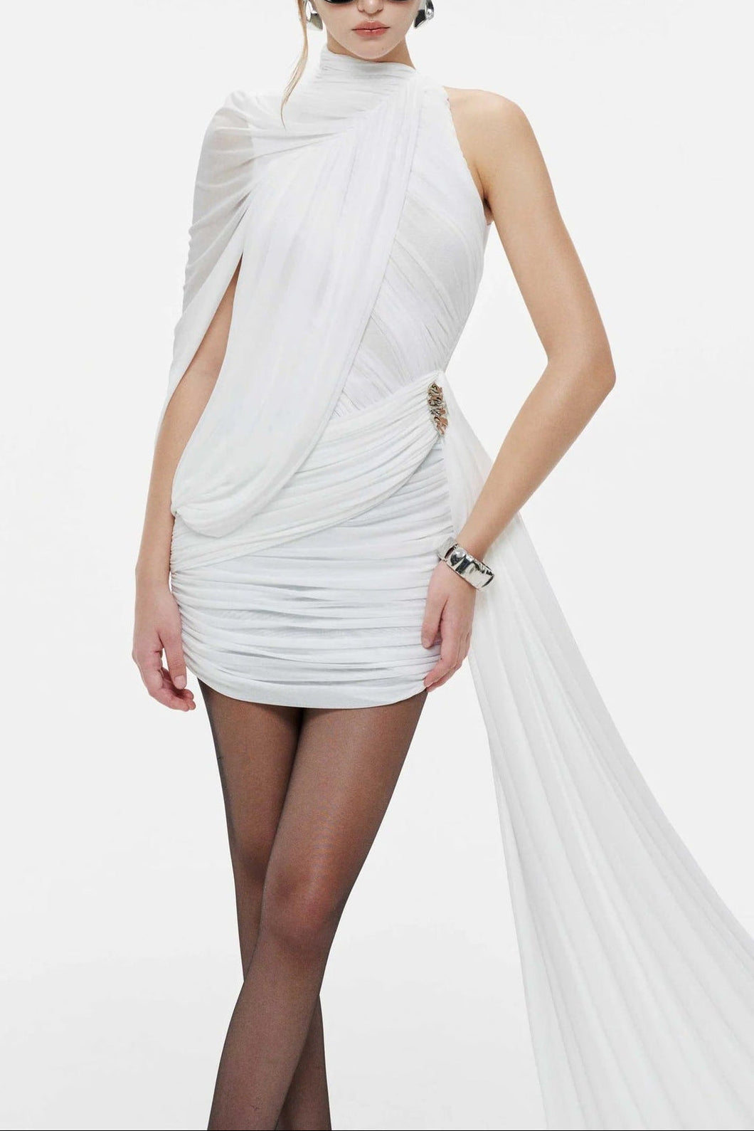 off-shoulder single-sleeve pleated bodycon Ribbon mini dress - white
