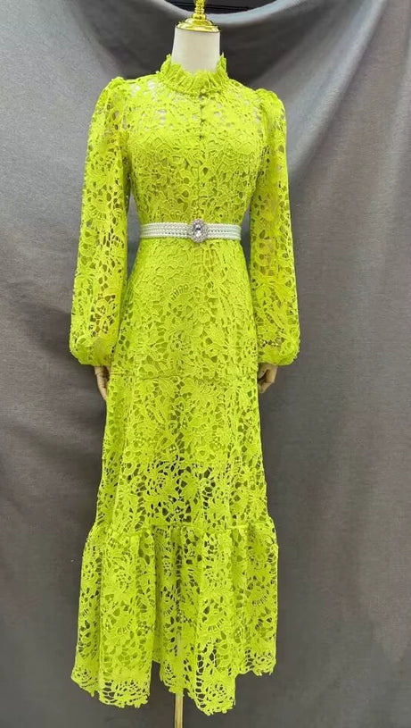 TARA GRÜNES MIDIKLEID MIT LANGEN ÄRMELN UND STICKEREI