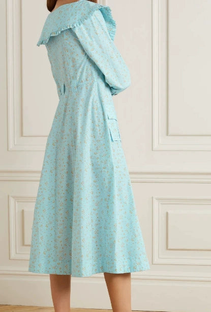 EUNICE – MIDIKLEID MIT BLUMENMUSTER UND RÜSCHENUNTERTEIL IN BLAU