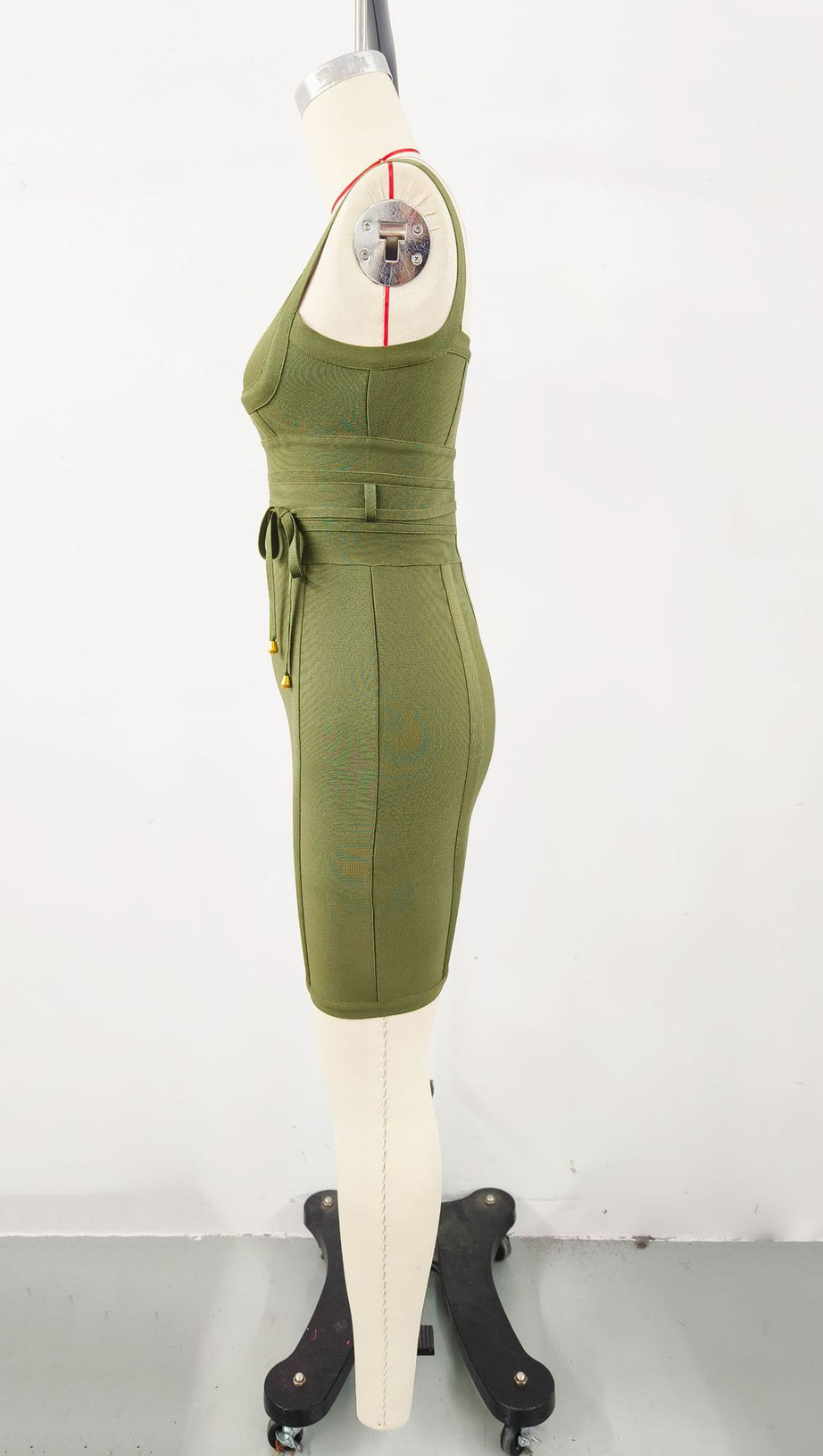 Elegantes Mini-Etuikleid im Bandage-Stil 