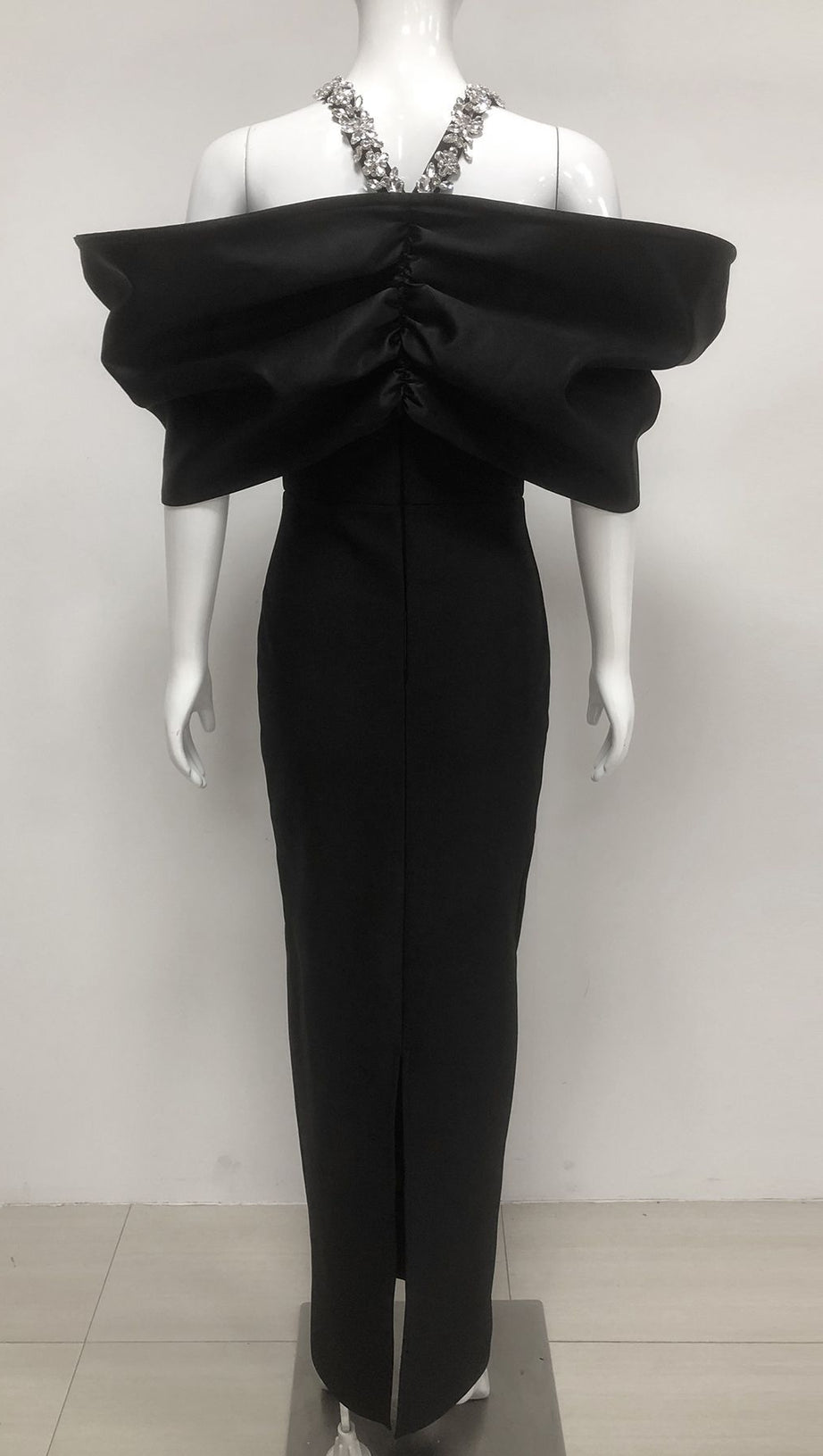 Schwarzes Maxikleid mit Neckholder und Diamanten