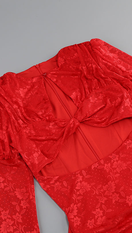 Rotes Minikleid mit Cut-Outs und Rüschen und Handschuhen 