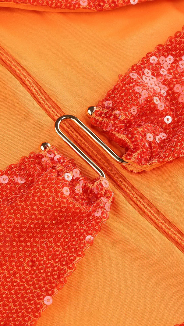 TRÄGERLOSES MIDIKLEID MIT GOLDENEN HARDWARE-CUT-DETAILS