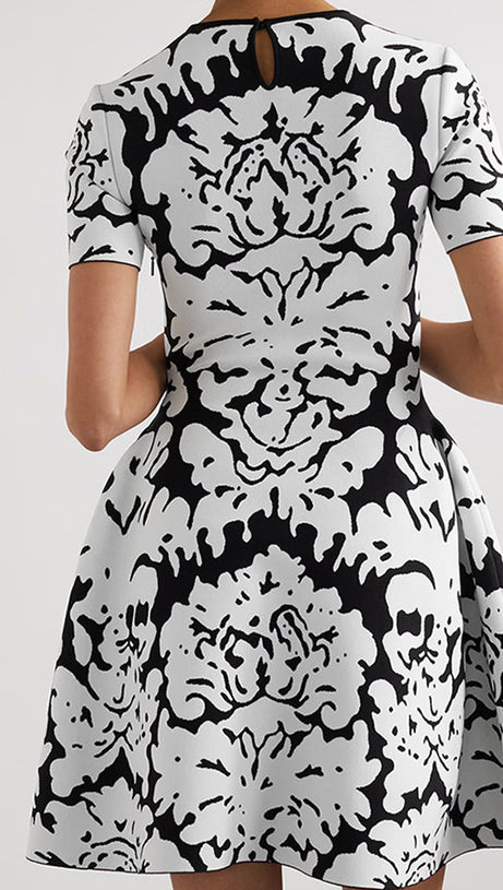 MINIKLEID AUS STRETCH-STRICK MIT BLUMENMUSTER