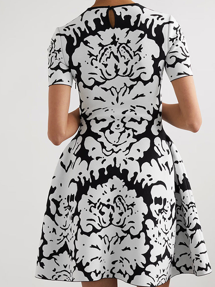MINIKLEID AUS STRETCH-STRICK MIT BLUMENMUSTER