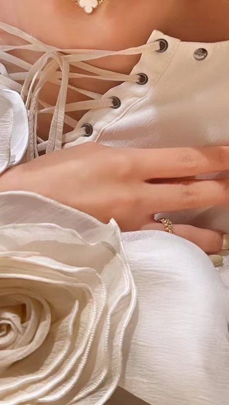 ABITO MINI A CAMICIA CON MANICHE SVASATE E SPALLE SCOPERTE IN BIANCO