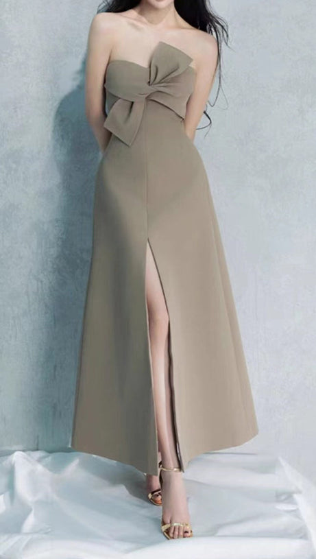 Alberta – Trägerloses Midikleid mit Schleife und Schlitz in Graugrün