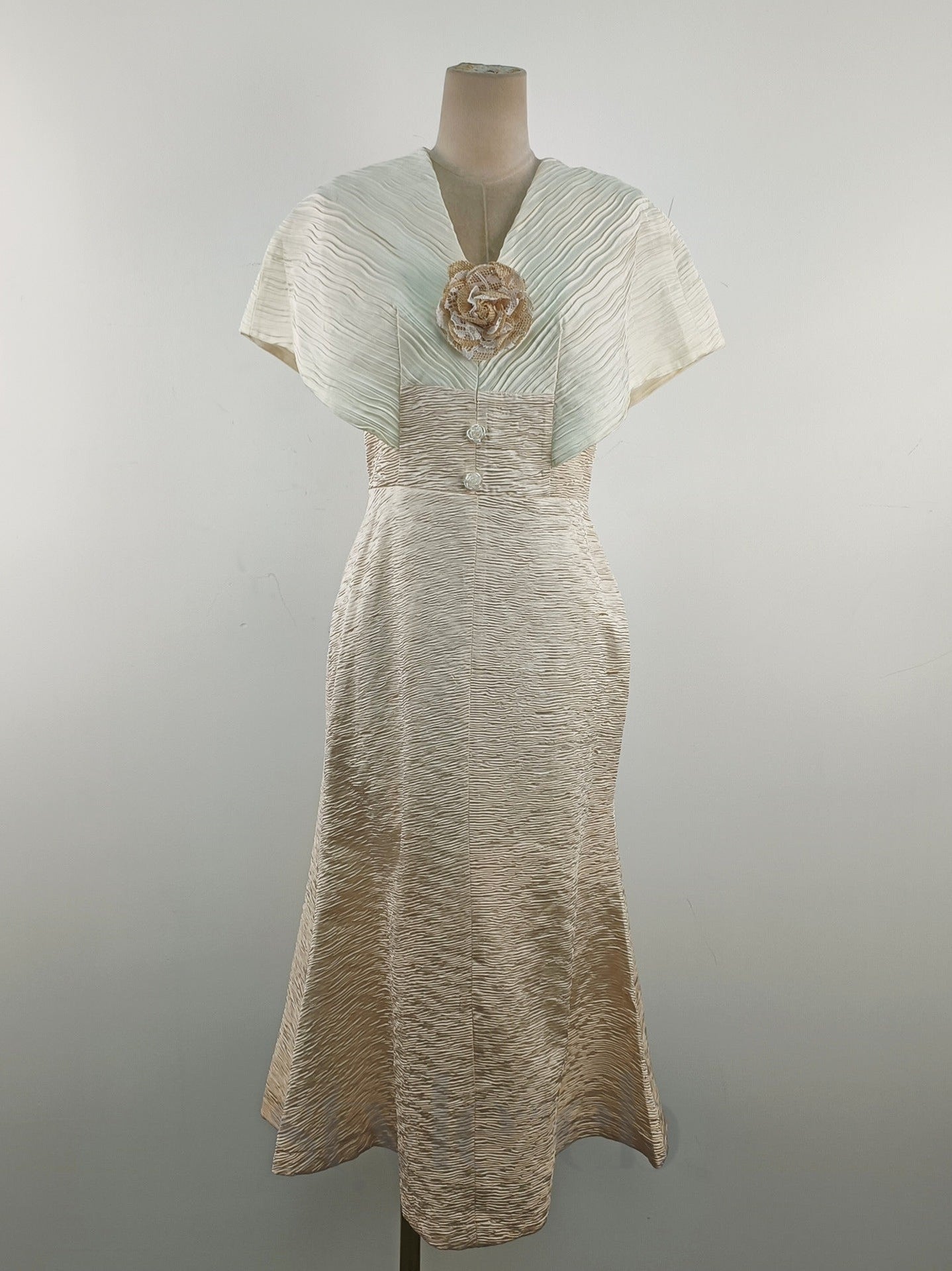 VENUS CHAMPAGNER-MIDIKLEID MIT HOCHTAILLIERTEN NÄHTEN UND FISCHSCHWANZ