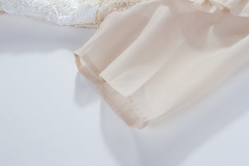 MIDIKLEID MIT STICKEREI UND RÜSCHEN