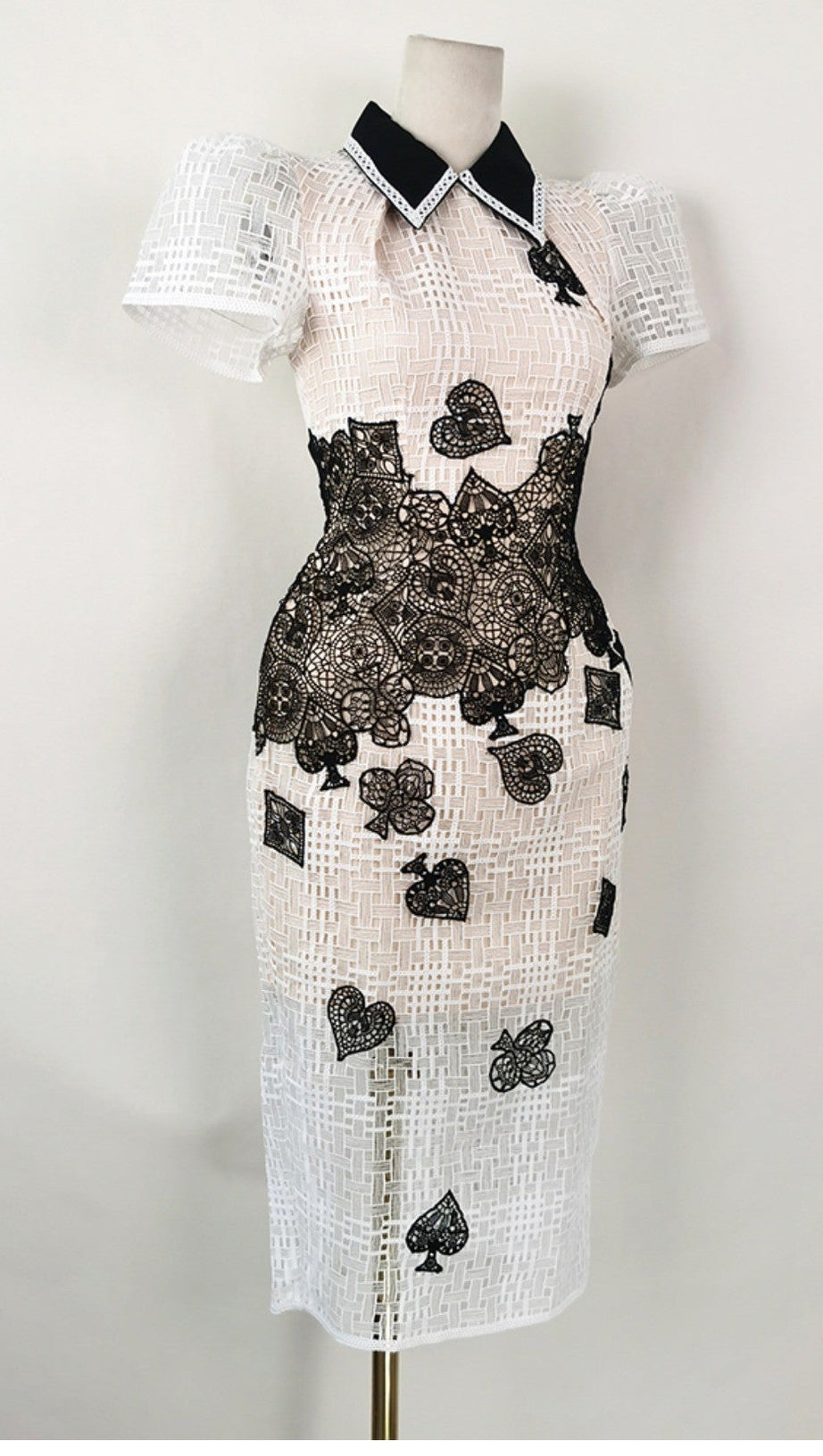 Poker Patterns – Verziertes Midikleid in Weiß