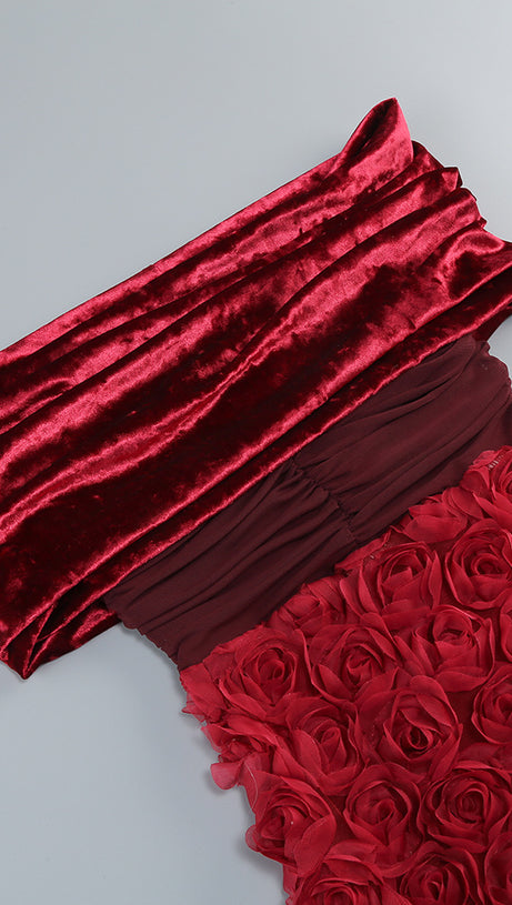 Schulterfreies Midikleid aus rotem Samt mit Blumenapplikation 