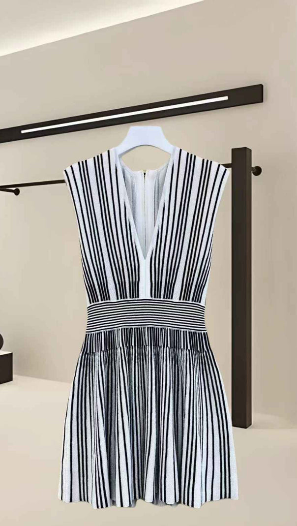 Zweifarbiges, ärmelloses, ausgestelltes Minikleid aus Strick mit V-Ausschnitt