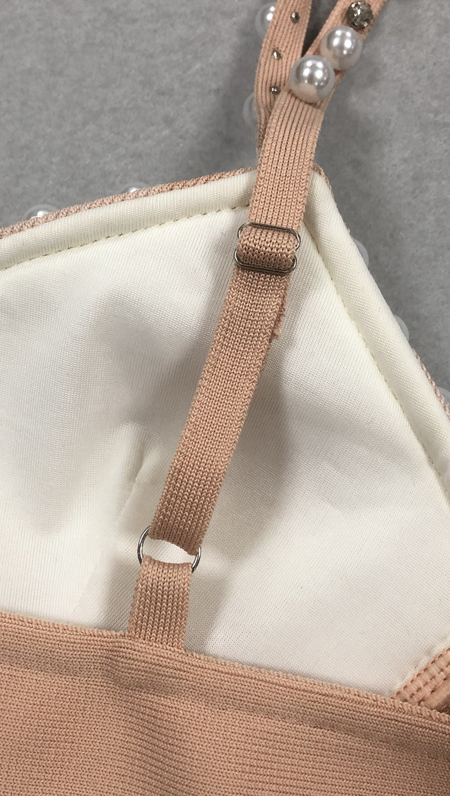 ABITO DA SERA CON PAILLETTES ARGENTO PERLATO E SCOLLO ALL'AMERICANA