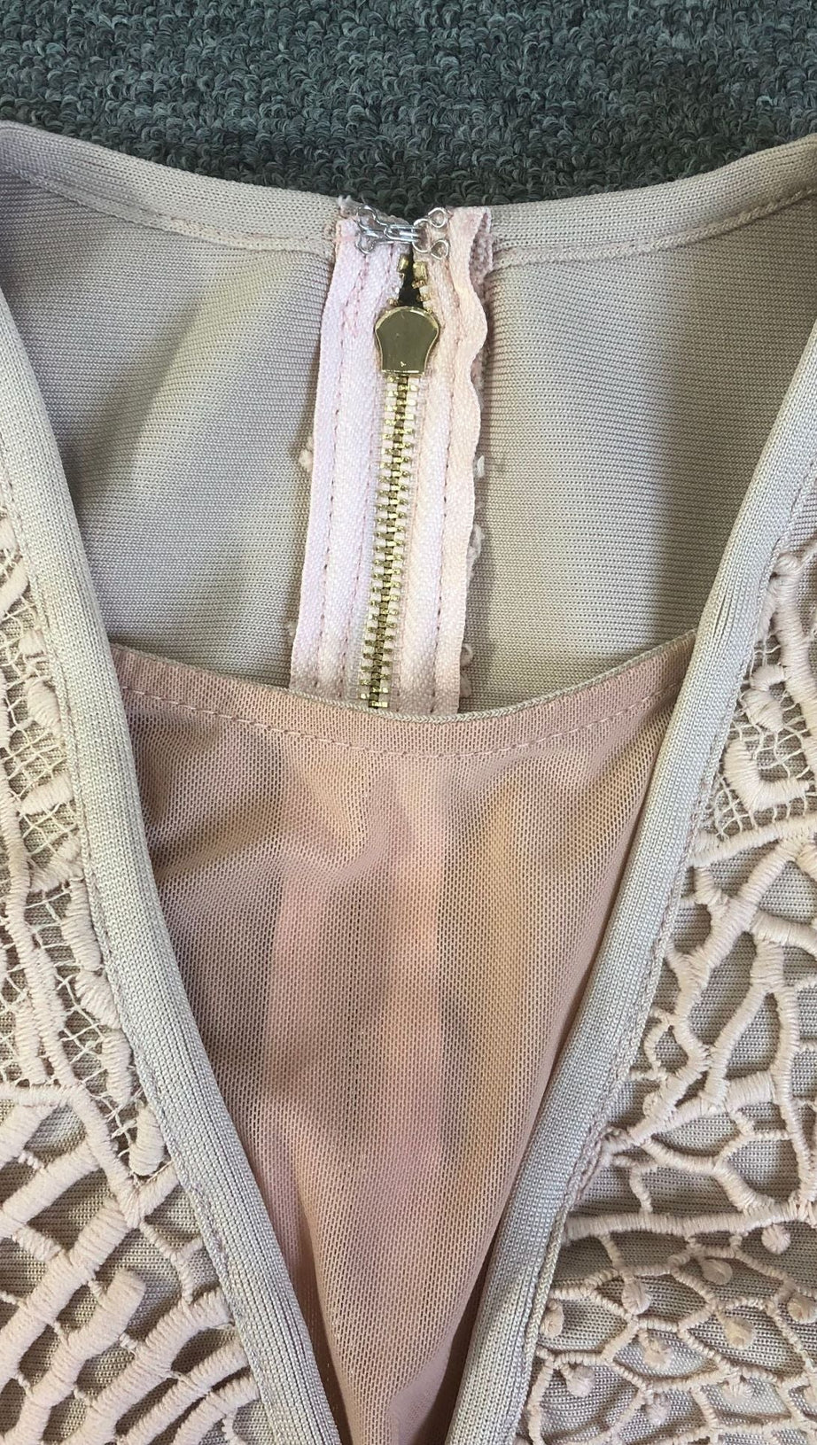 Gloria – Spitzen-Bandage-Midikleid in Blush