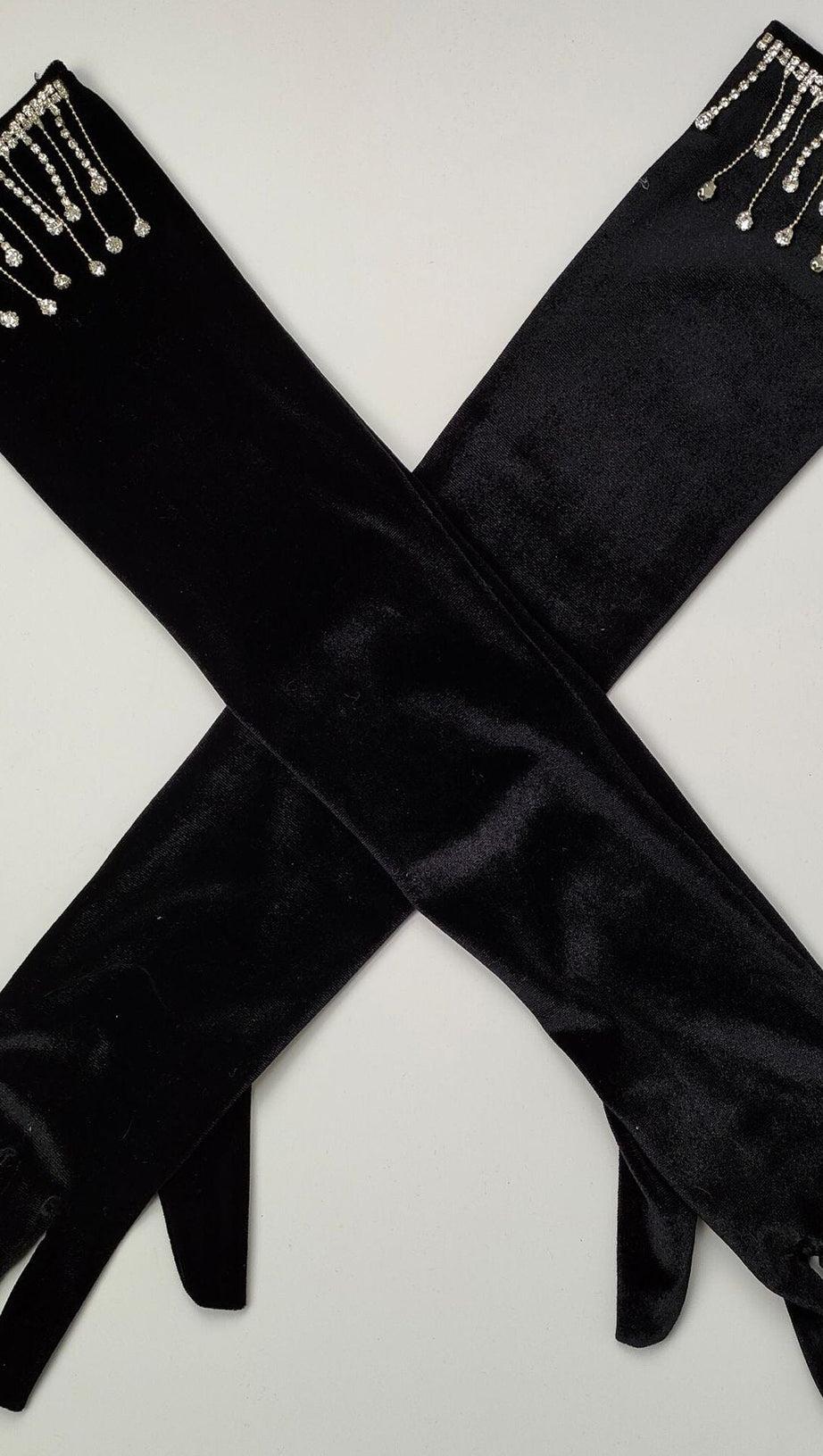 Lange Handschuhe aus Samt mit Strass und Fransen