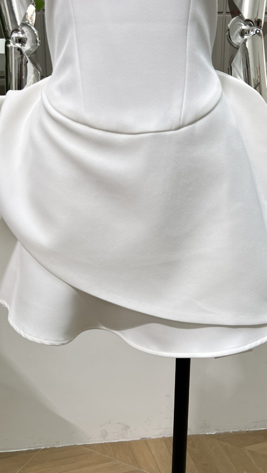 ABITO CORTO IN JEANS SENZA MANICHE CON SCOLLO ROTONDO E ROMBI IN BIANCO