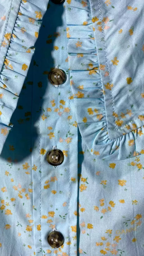 EUNICE – MIDIKLEID MIT BLUMENMUSTER UND RÜSCHENUNTERTEIL IN BLAU