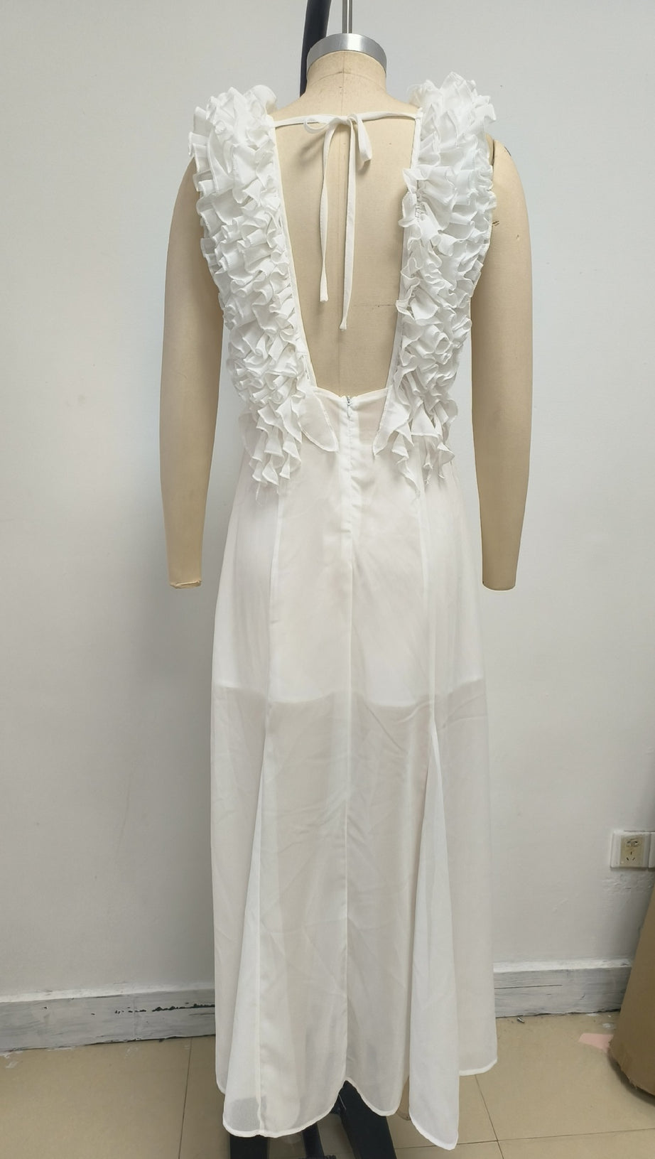 ABITO LUNGO TRASPARENTE CON SCOLLO PROFONDO E VOLANT BIANCO