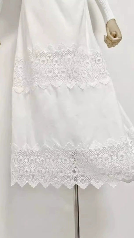 HAZEL WEISSES MIDIKLEID MIT STICKEREI UND RUNDHALSAUSSCHNITT UND PUFFÄRMELN