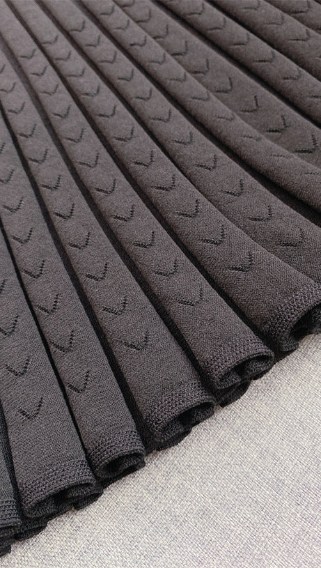 SHEILA SCHWARZES MINIKLEID AUS STRICK MIT RÜSCHEN