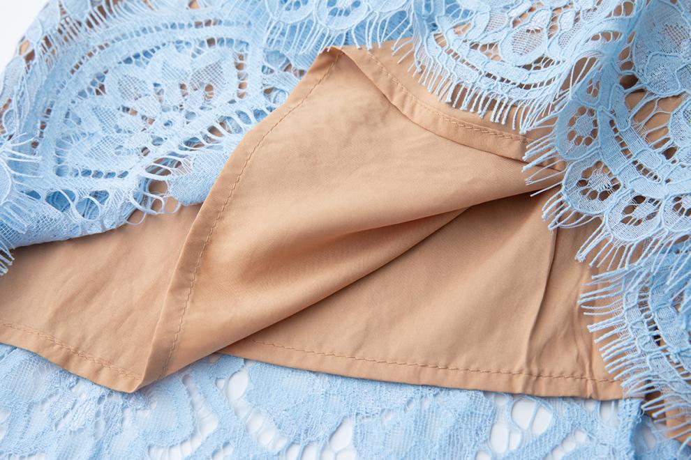 Eunice – Minikleid aus Spitze mit Hohlsaum in Blau