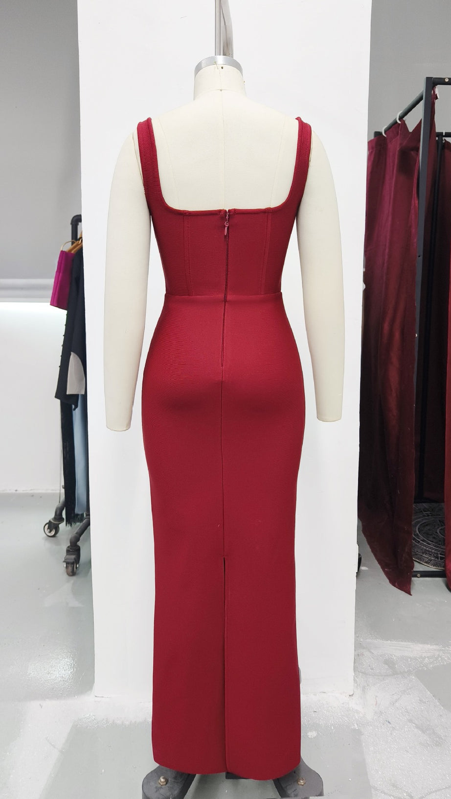 ABITO LUNGO ROSSO SENZA MANICHE CON SCOLLO QUADRATO E BENDAGGIO DIAMANTE