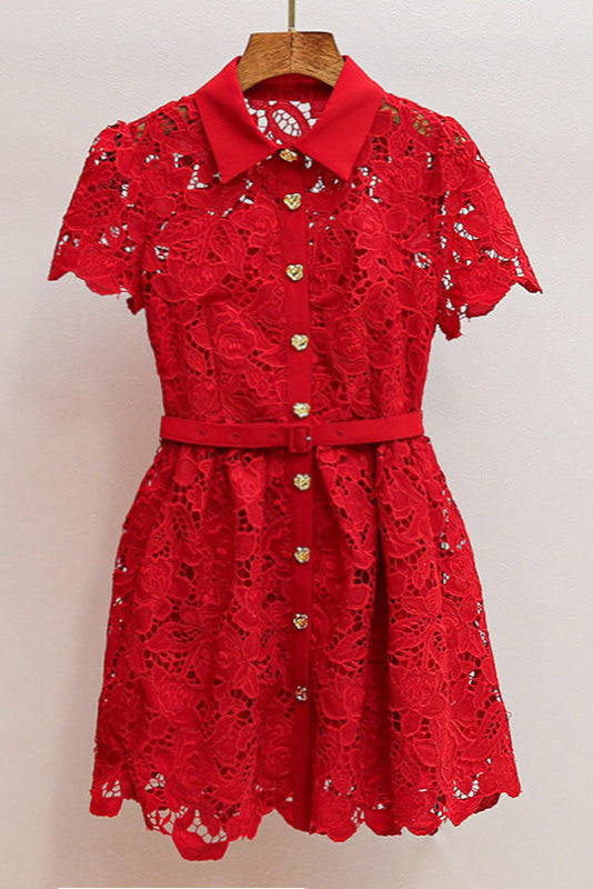 Burgunderrotes Minikleid mit Spitzenkragen