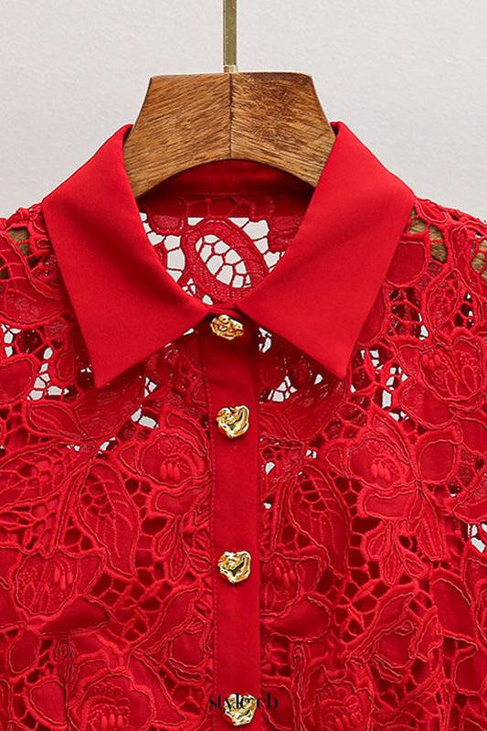 Burgunderrotes Minikleid mit Spitzenkragen