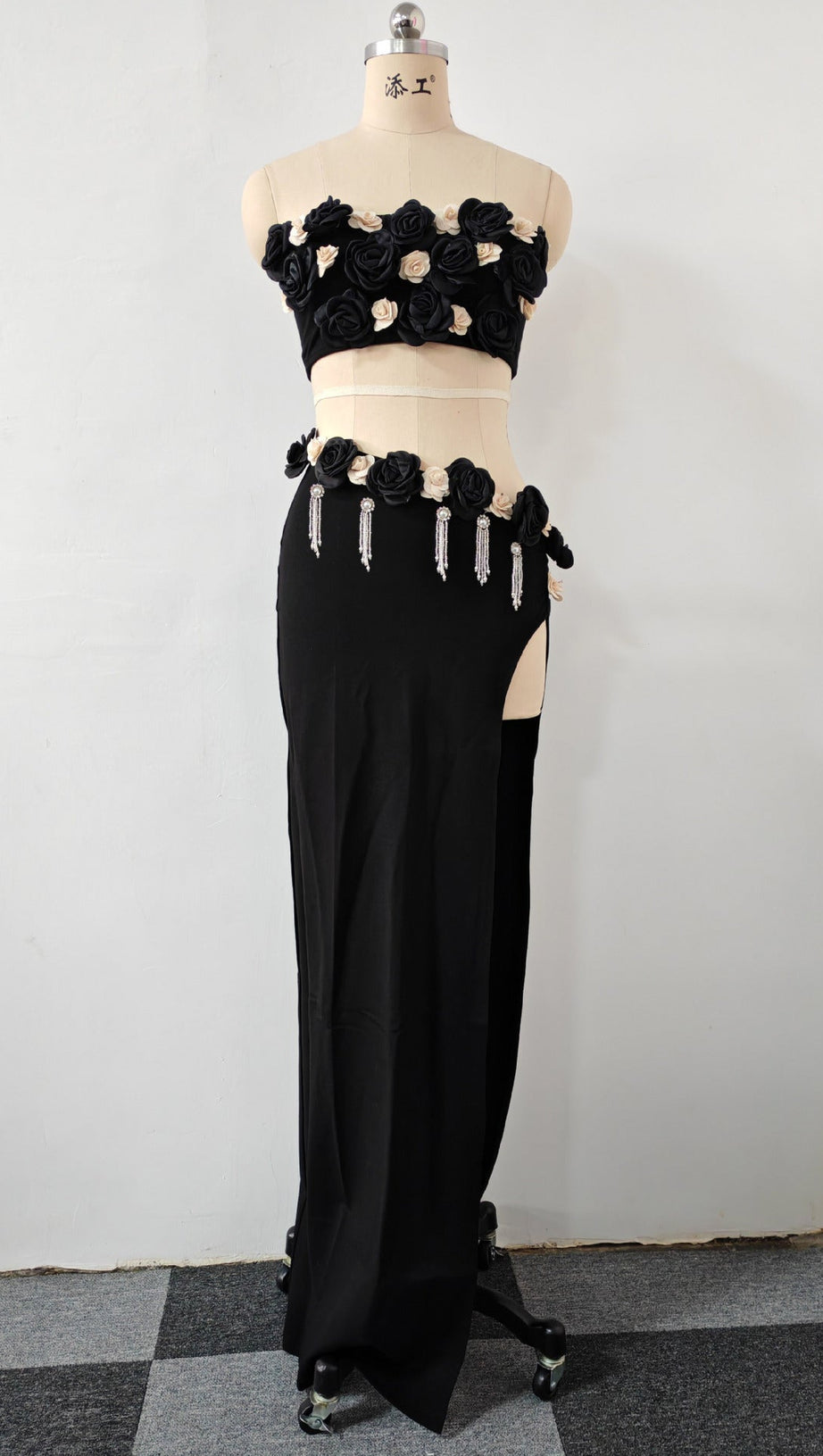 BLACK HIGH SLIT TASSELS 3D FLOWERS STRAPLESS MAXI SET